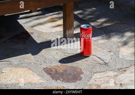 Gaziveren, Zypern - 08.13.2024 Coca Cola kleine Dose mit alkoholfreien Getränken in der Nähe des Pools Stockfoto