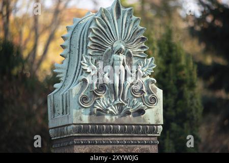 Detaillierte alte Stein Relief eines männlichen Engel auf einem deutschen Friedhof in Berlin Stockfoto