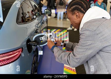 Johannesburg, Südafrika. 30. August 2024. Ein Besucher fotografiert ein Elektrofahrzeug von BYD aus China während des Festivals of Motoriing in Johannesburg, Südafrika, 30. August 2024. Diese Veranstaltung findet hier vom 30. August bis zum 1. September statt. Quelle: Zhang Yudong/Xinhua/Alamy Live News Stockfoto