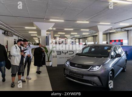 Johannesburg, Südafrika. 30. August 2024. Besucher sehen ein Elektrofahrzeug von BYD aus China während des Festival of Motoring in Johannesburg, Südafrika, 30. August 2024. Diese Veranstaltung findet hier vom 30. August bis zum 1. September statt. Quelle: Zhang Yudong/Xinhua/Alamy Live News Stockfoto