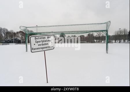 Leerer Fußballplatz im Winter Stockfoto