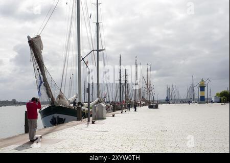 Fotograf mit Hinterleuchtung im Hafen von Eckernfoerde Stockfoto