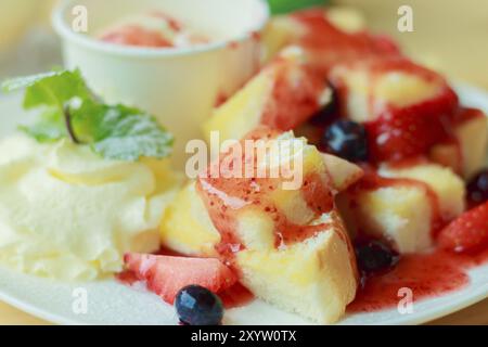 Erdbeer Honig Toast mit frischen Mischung Beeren Stockfoto