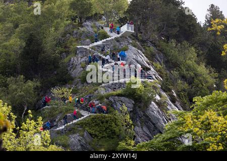 Blick auf den Wanderweg zum Aussichtspunkt Fjellstua auf Aksla von Alesund, Norwegen, Skandinavien, Europa Stockfoto