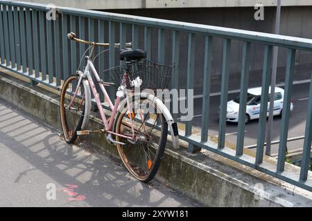 Gebrochenes vergessenes Fahrrad auf einem Brückengeländer in Berlin Stockfoto