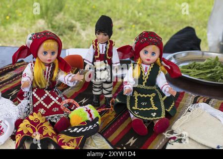 Vielfalt der traditionellen bulgarischen souvenir Puppen in Trachten auf dem Tisch Stockfoto