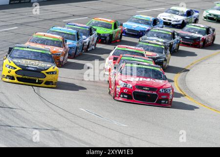 Richmond, VA, 26. April 2015: Die Teams der NASCAR Sprint Cup Series gehen auf dem Richmond International Raceway in Richmo für die Toyota Owners 400 Stockfoto