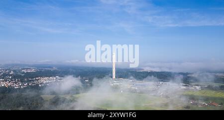 Der TK-Elevator Testturm in Rottweil ist bei Morgennebel in der Landschaft zu sehen. Der Testturm bietet mit 232 Metern Höhe Deutschlands höchste Besucherplattform. Rottweil Baden-Württemberg Deutschland *** der TK Elevator Testturm in Rottweil ist in der Landschaft im Morgennebel auf 232 Metern Höhe zu sehen, der Testturm bietet Deutschlands höchste Besucherplattform Rottweil Baden Württemberg Deutschland Stockfoto