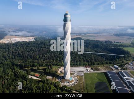 Der TK-Elevator Testturm in Rottweil ist bei Morgenlicht in der Landschaft zu sehen. Der Testturm bietet mit 232 Metern Höhe Deutschlands höchste Besucherplattform. Rottweil Baden-Württemberg Deutschland *** der TK Elevator Testturm in Rottweil ist im Morgenlicht in der Landschaft zu sehen in einer Höhe von 232 Metern bietet der Testturm Deutschlands höchste Besucherplattform Rottweil Baden Württemberg Deutschland Stockfoto