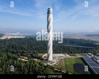 Der TK-Elevator Testturm in Rottweil ist bei Morgenlicht in der Landschaft zu sehen. Der Testturm bietet mit 232 Metern Höhe Deutschlands höchste Besucherplattform. Rottweil Baden-Württemberg Deutschland *** der TK Elevator Testturm in Rottweil ist im Morgenlicht in der Landschaft zu sehen in einer Höhe von 232 Metern bietet der Testturm Deutschlands höchste Besucherplattform Rottweil Baden Württemberg Deutschland Stockfoto