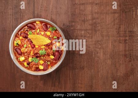 Chili con Carne, geschossen von oben auf einen dunklen Holzmöbeln im Landhausstil Hintergrund mit einem Platz für Text Stockfoto