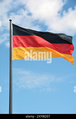 Flagge der Bundesrepublik Deutschland am Fahnenmast Stockfoto