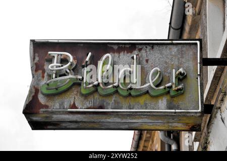 Altes baufälliges Neonschild mit der Inschrift Stockfoto