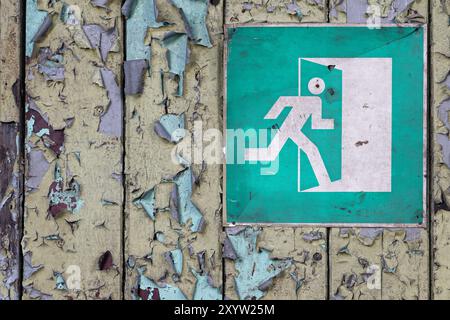 Fluchtweg in einer verlassenen stillgelegten Fabrik Stockfoto