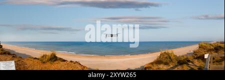 Drohne im Flugmodus auf einer Klippe, Sylt, Schleswig-Holstein, Deutschland, Europa Stockfoto