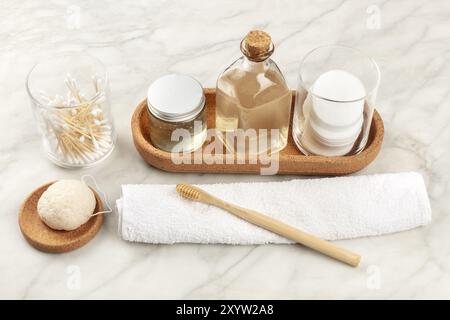 Nachhaltige Pflegeprodukte. Hausgemachte Lotionen, Wattepads, Bambus Zahnbürste, natürliche Konjac schwamm, und biologisch abbaubare Bambus Wattestäbchen Stockfoto
