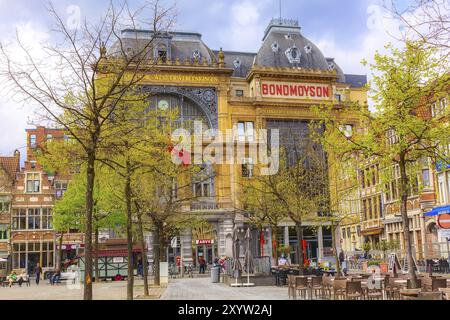 Gent, Belgien, 12. April 2016: Alte farbenfrohe traditionelle Häuser und Menschen in der Innenstadt des beliebten belgischen Reiseziels Gent, Europa Stockfoto