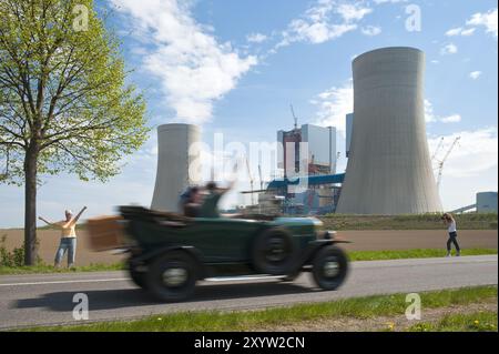 Oldtimer-Rallye vor dem neuen Braunkohlekraftwerk Neurath Stockfoto