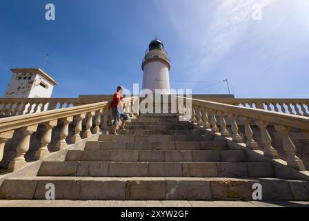 Frau, die unter dem Leuchtturm von Cape de Formentor steht Stockfoto