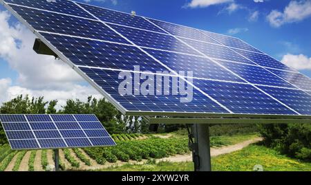 Solarpaneele mit Sonnenlicht-Tracker, die als Energiequelle in einer Farm in Milton, Ontario, Kanada, Nordamerika verwendet werden Stockfoto