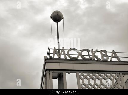 Altes Neonschild auf dem Dach des Cafe Moskau im Zentrum von Berlin Stockfoto