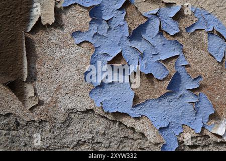 Abblätternde Fassadenfarbe an einer Hauswand Stockfoto