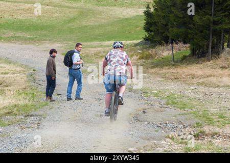 Konflikt zwischen Mountainbiker und Wanderer auf einem Wanderweg auf dem Wurmberg im Nationalpark Harz Stockfoto