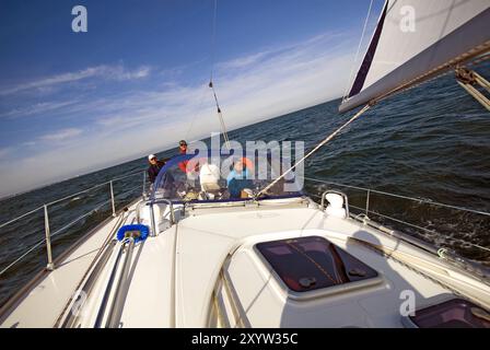 3 Männer auf einer Segelyacht Stockfoto