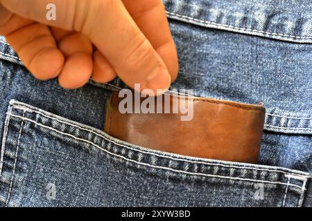 Diebstahl einer Brieftasche aus der Tasche einer Jeans Stockfoto