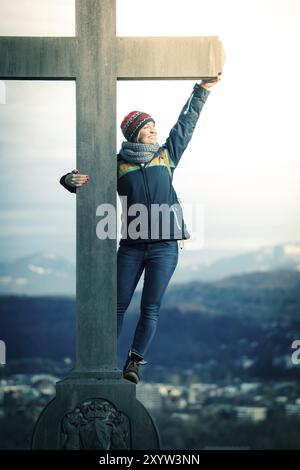 Junge Mädchen steht stolz und glücklich auf einem Gipfel, Herbst Stockfoto