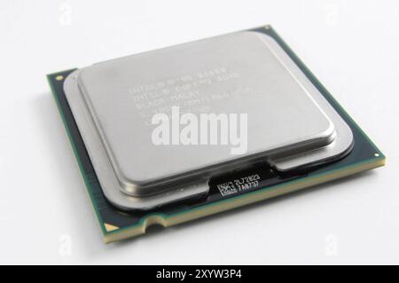 Intel Core 2 Quad Q6600 CPU Quad Core Computerprozessor, Nahaufnahme isoliert auf weiß Stockfoto