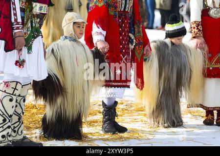 Razlog, Bulgarien, 14. Januar 2017: Kinder in traditioneller Kukeri-Kostümbekleidung beim Kukeri-Festival Starchevata, Europa Stockfoto