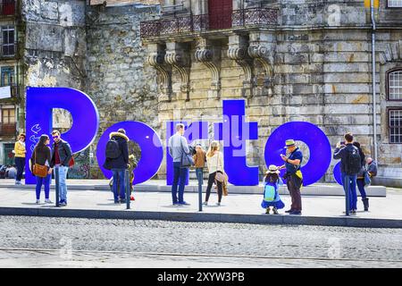 Porto, Portugal - April 1, 2018: Altstadt street view mit Porto Stadt mit Namen und Personen Stockfoto