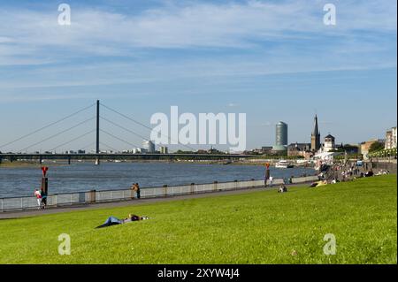 Mannesmannufer an der Düsseldorfer Rheinpromenade Stockfoto