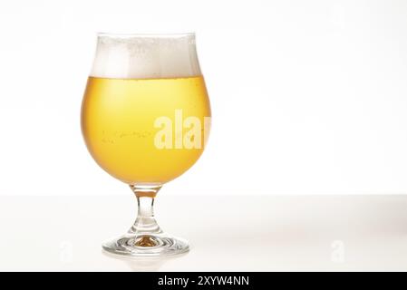 Glas kalten goldenen Bier auf weißem Hintergrund Stockfoto