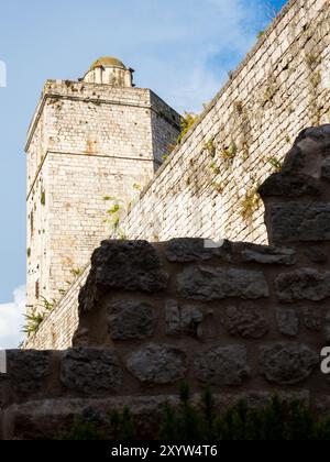 Der Kapitänsturm von Zadar auf dem Platz der fünf Brunnen Stockfoto