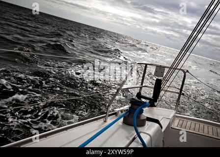 Blick von Bord einer Segelyacht aus nach hinten Stockfoto