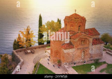 Ohrid, Nordmakedonien, Sonnenuntergang über dem See und St. John in der Kaneo Kirche Stockfoto