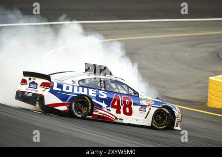 Concord, NC, 24. Mai 2015: Jimmie Johnson (48) dreht sich während der Coca-Cola 600 auf dem Charlotte Motor Speedway in Concord, NC, um Turn 4 zu beenden Stockfoto