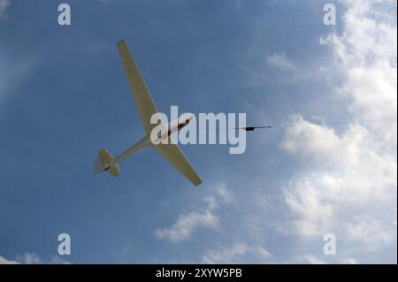 Segelflugzeug von unten gesehen während der Startphase Stockfoto