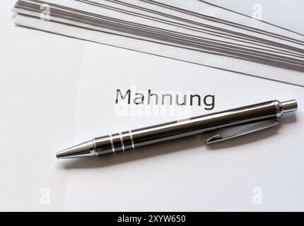 Eine Erinnerung und ein biro liegen auf einem Tisch im Büro Stockfoto