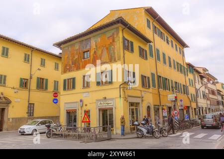 Florenz, Italien, 24. Oktober 2018: Blick auf die Altstadt mit gelben traditionellen Häusern und Wandmalereien in der Toskana, Europa Stockfoto