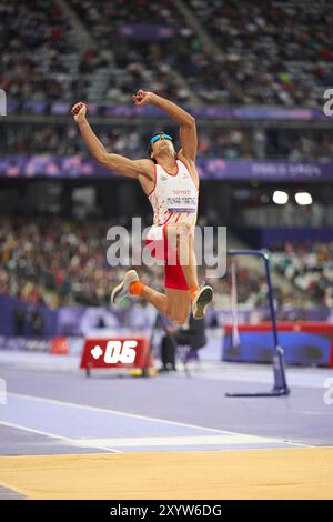 30. August 2024, Paris, Frankreich. Joan Munar Martinez aus Spanien im Long Jump T11 Finale der Männer im Stade de France am 2. Tag der Paralympischen Spiele 2024 in Paris. Credit Roger Bool/Alamy Live News. Stockfoto