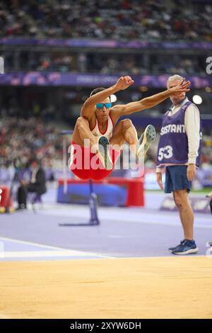 30. August 2024, Paris, Frankreich. Joan Munar Martinez aus Spanien im Long Jump T11 Finale der Männer im Stade de France am 2. Tag der Paralympischen Spiele 2024 in Paris. Credit Roger Bool/Alamy Live News. Stockfoto