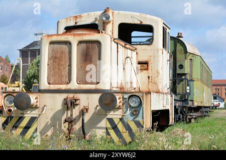 Alte stillgelegte Lokomotive auf dem Anschlussgleis im Magdeburger Hafen Stockfoto