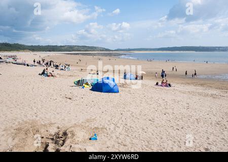 Urlauber am Strand von Newton in der Nähe von Porthcawl, Südwales, Großbritannien. Stockfoto