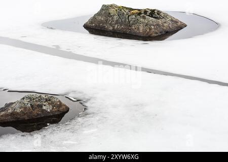 Eisschollen in einem Bergsee, Moskenesoya, Lofoten, Nordland, Norwegen, März 2015, Europa Stockfoto