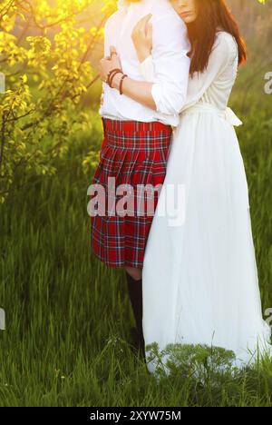 Junge glückliches Paar Hand in Hand in den Sonnenuntergang. Nahaufnahme Stockfoto