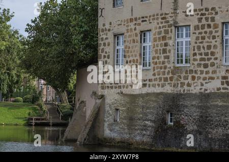 Nahaufnahme von Fenstern und Steinmauern einer Burg am Fluss, umgeben von Bäumen, Gemen, Münsterland, Deutschland, Europa Stockfoto