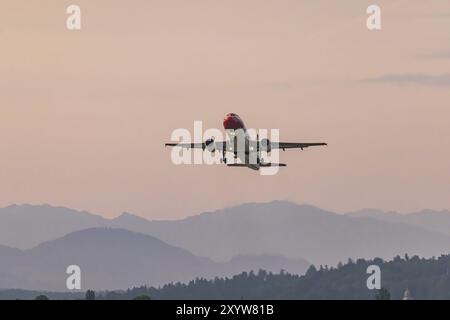 Edelweiss Air Flugzeuge starten am Flughafen Zürich, Schweiz, Europa Stockfoto